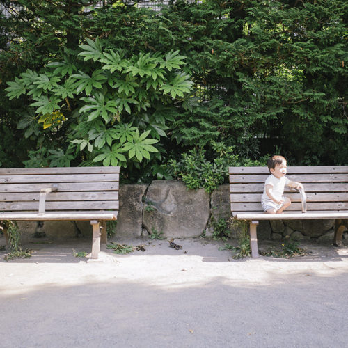 公園のベンチの真ん中に手すりがついている理由